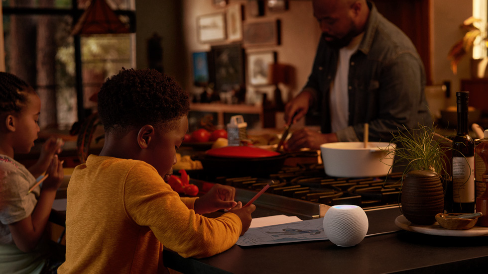 A lifestyle shot of HomePod mini at home.